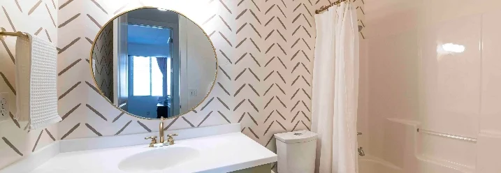 Modernes Badezimmer mit grünlichem Waschtisch